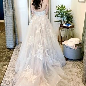 WILLOWBY
Harmony
Paid $1,779
STYLE # 52707